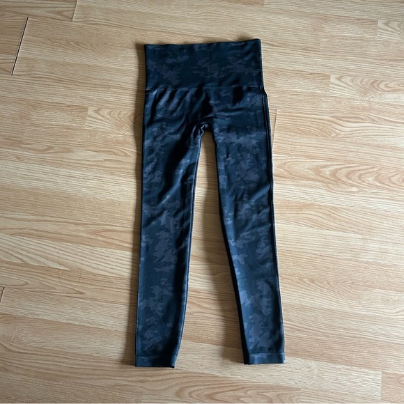 Spanx Dark Camo Look At Me Now Leggings Large - Picture 1 of 8